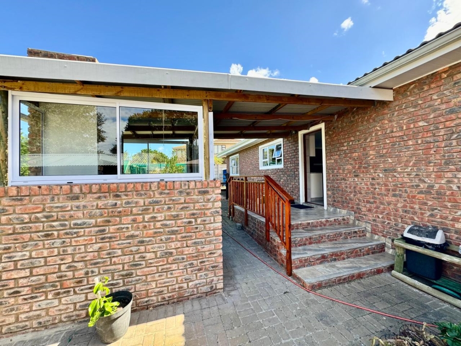 To Let 3 Bedroom Property for Rent in Stilbaai Wes Western Cape